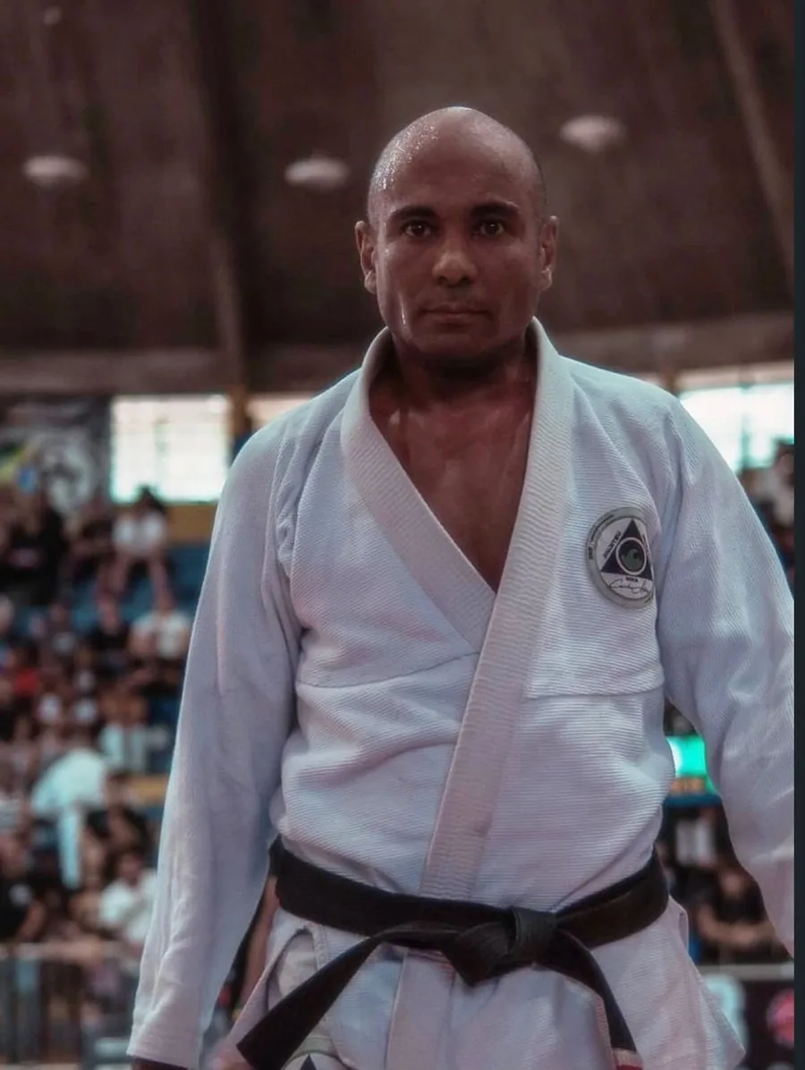 Professor Cesinha usando quimono branco e faixa preta