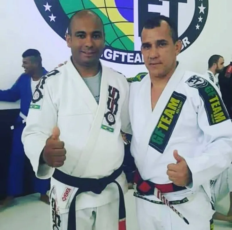 Cesinha, à esquerda, ao lado de Julio Cesar, fundador da GFTeam