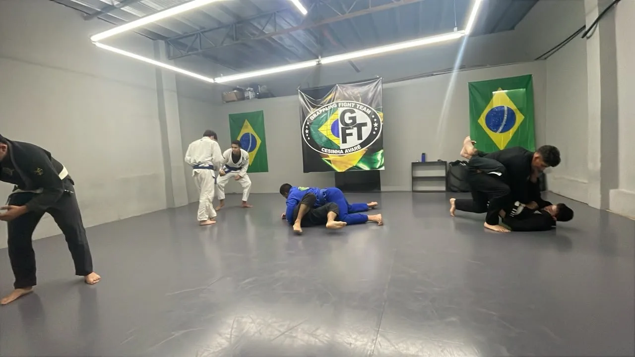 Alunos de quimono treinando juntos no tatame da GFTeam Avaré